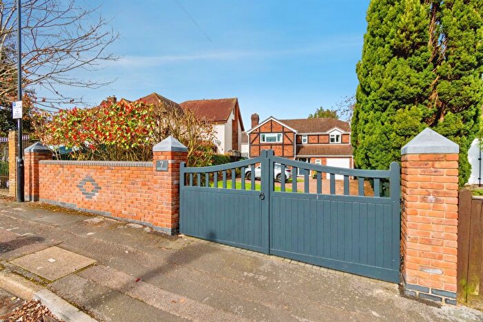 4 Bedroom Detached House For Sale In Bassett Crescent East, Southampton, SO16