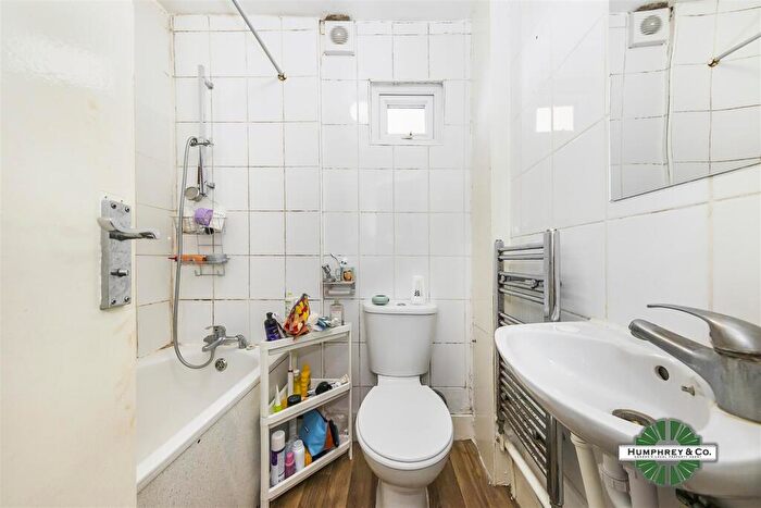 3 Bedroom Flat To Rent In Nile Close, London, N16
