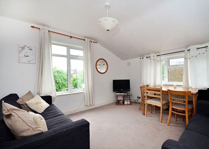 2 Bedroom Flat To Rent In Drakefield Road, Balham, London, SW17