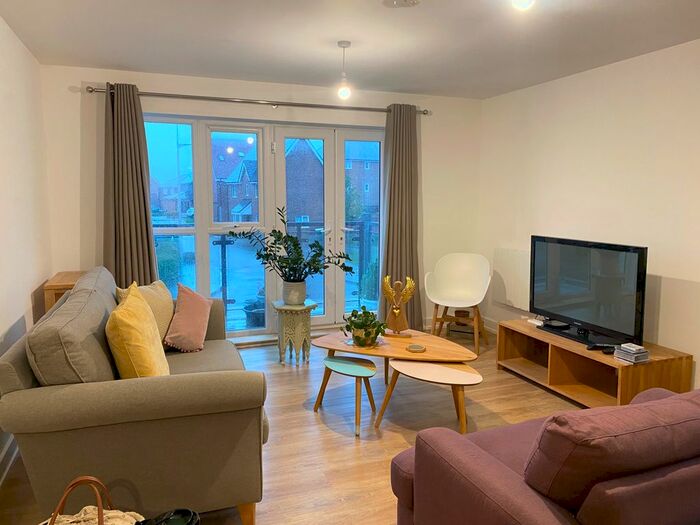 2 Bedroom Flat To Rent In Turnpike Lane, Faygate, Horsham, RH12