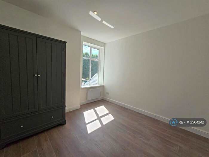 2 Bedroom Flat To Rent In Brook House, Reigate, RH2