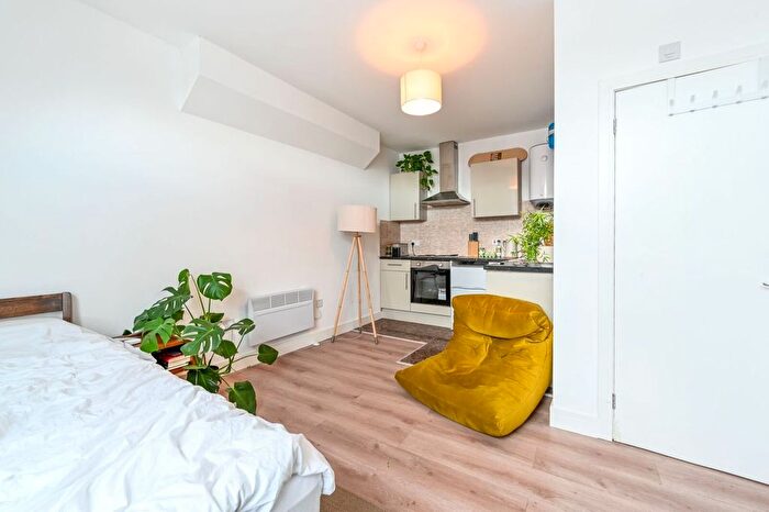 Maisonette To Rent In Morning Lane, Hackney, London, E9