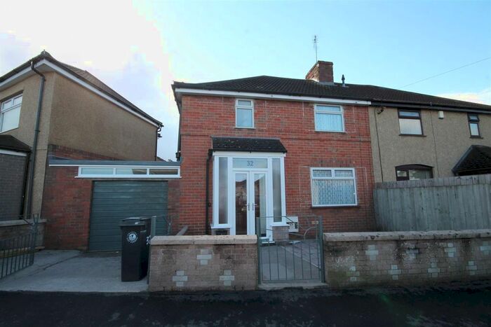 3 Bedroom Semi-Detached House To Rent In Broadfield Avenue, Kingswood, Bristol, BS15