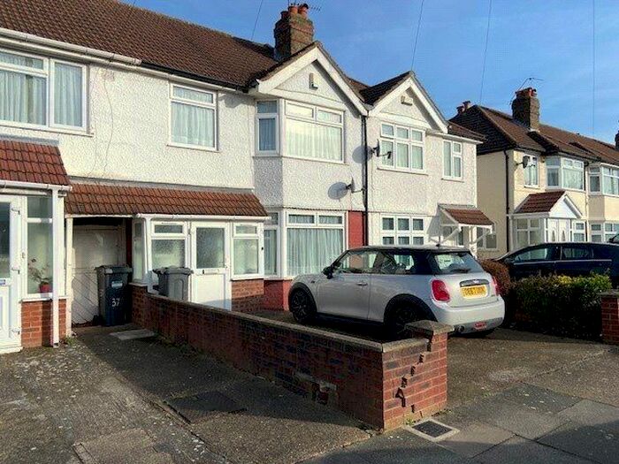 3 Bedroom Terraced House To Rent In Byron Avenue, Hounslow, Greater London TW4