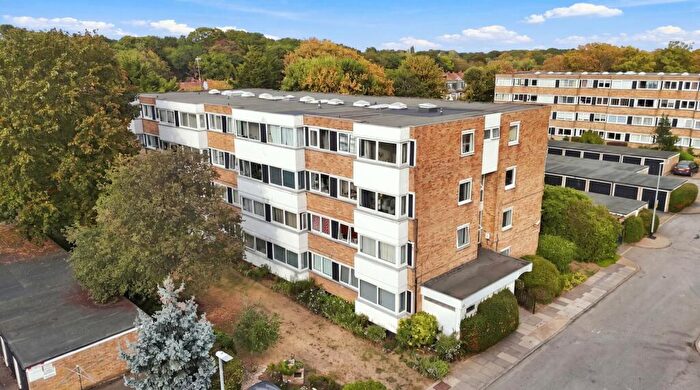 2 Bedroom Flat For Sale In Queenswood Gardens, Aldersbrook, E11