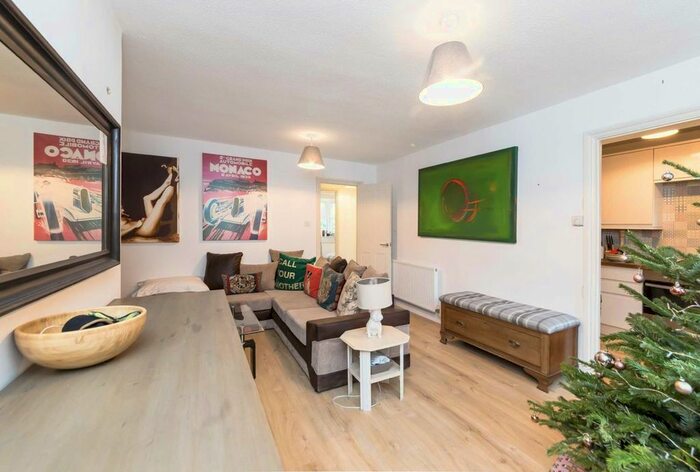 2 Bedroom Flat To Rent In Theatre Street, London, SW11