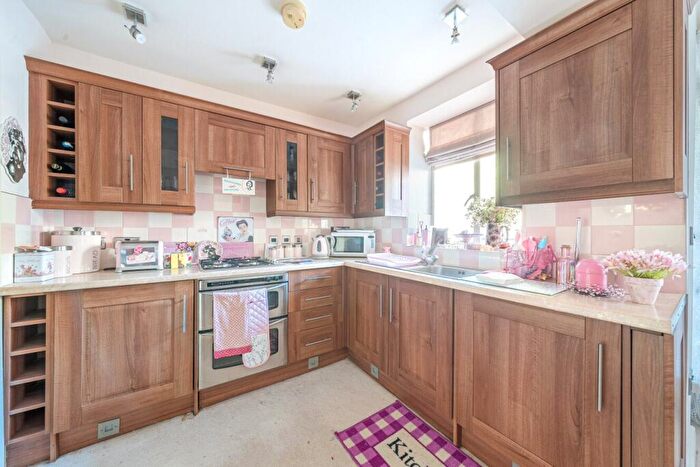 2 Bedroom Flat For Sale In Champion Hill, London, SE5
