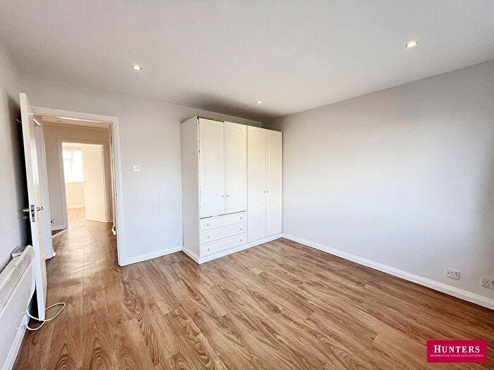 2 Bedroom Flat For Sale In Friern Mount Drive, London, N20