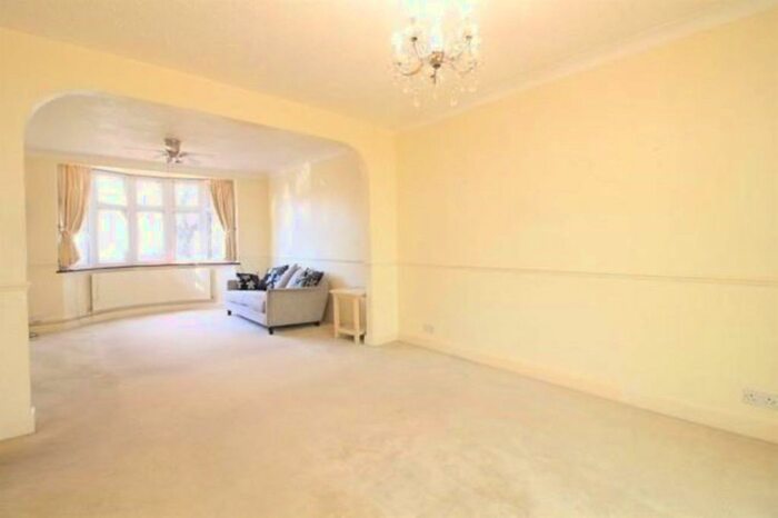 6 Bedroom Semi-Detached House To Rent In Blossom Waye, Heston, Hounslow TW5