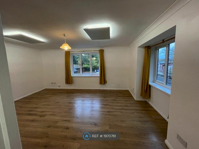 Studio To Rent In Fairbairn Close, Purley, CR8