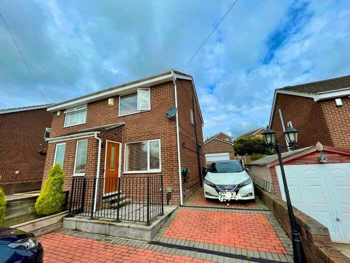 2 Bedroom Property To Rent In Woodlands Close, Huddersfield, HD2