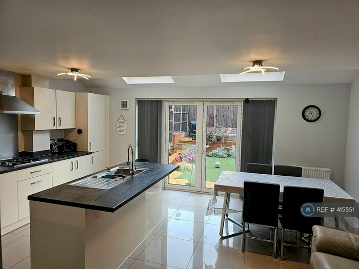 4 Bedroom End Of Terrace House To Rent In Kenyon Way, Slough, SL3