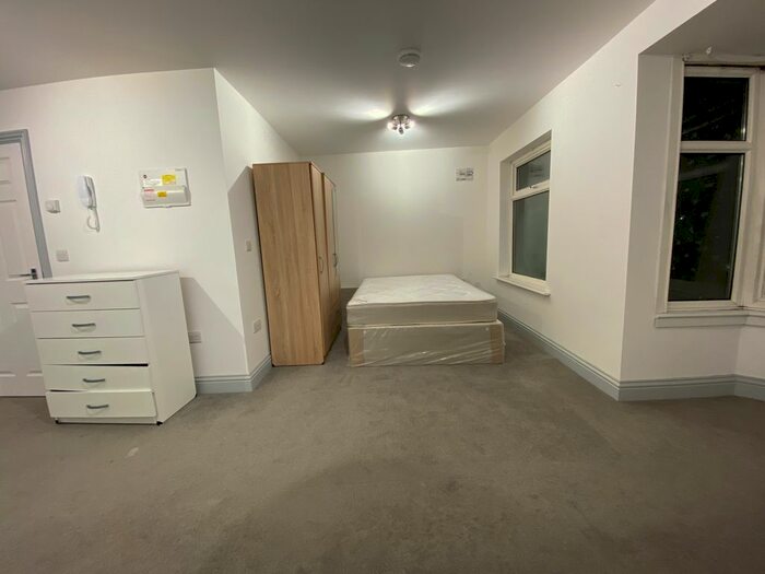 Studio To Rent In Kingsbridge Crescent, Southall UB1