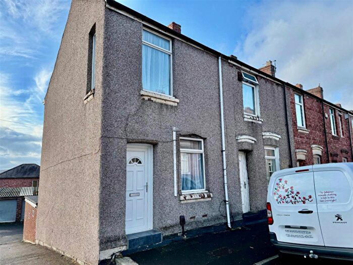 2 Bedroom End Of Terrace House To Rent In Fullerton Place, Gateshead, NE9