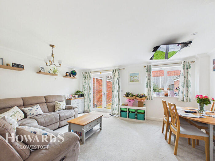 3 Bedroom Detached House For Sale In Coppice Close, Lowestoft, NR32