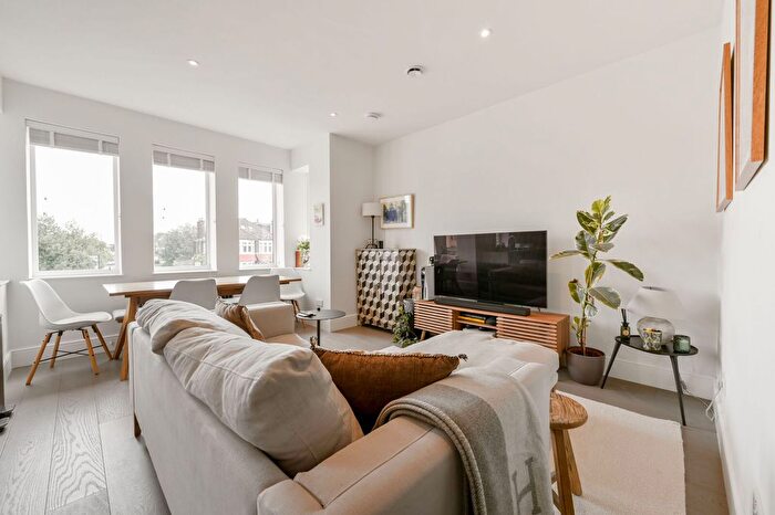 2 Bedroom Flat For Sale In Gunnersbury Avenue, Ealing, London, W5