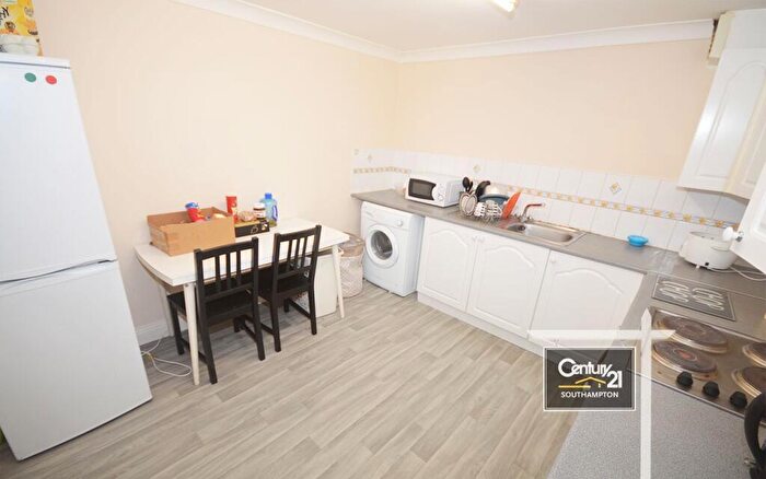 2 Bedroom Flat To Rent In |Ref: |, Winchester Street, Southampton, SO15