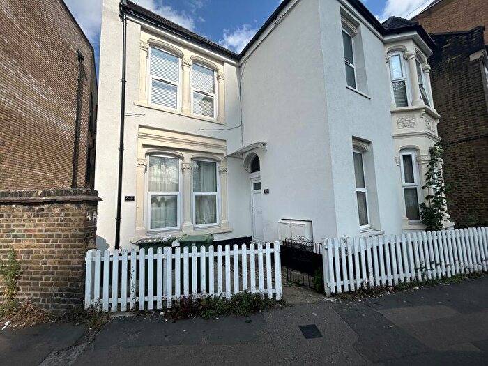 2 Bedroom Apartment For Sale In Oak Crescent, E16