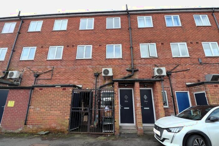 3 Bedroom Flat To Rent In Upper Town Street, Bramley, Leeds, West Yorkshire, Uk, LS13