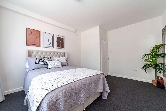 3 Bedroom Flat To Rent In Lancaster Court, Darlan Road, Fulham, London, SW6