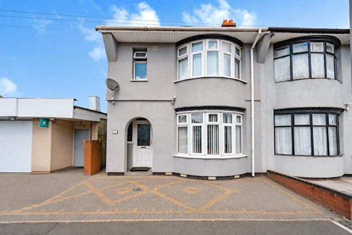 4 Bedroom Semi Detached House For Sale In Austin Road, Luton, Bedfordshire, LU3