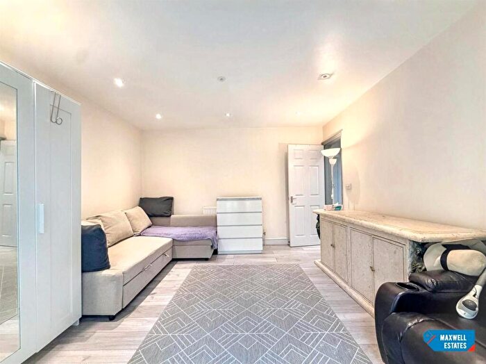 2 Bedroom Property For Sale In Millway, London, NW7