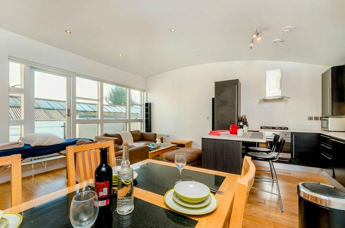 2 Bedroom Maisonette To Rent In Clapham Park Road, Clapham High Street, London, SW4
