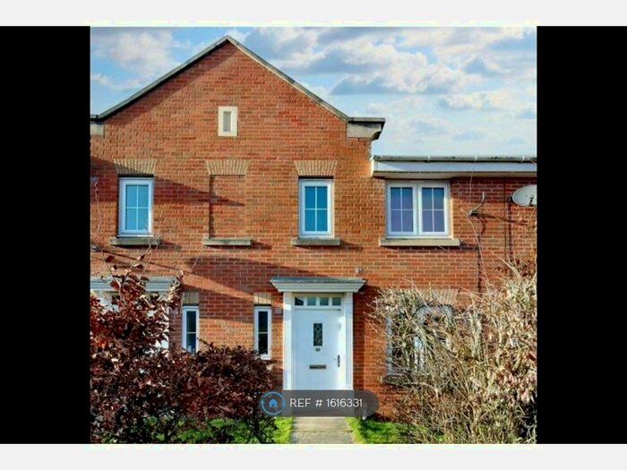 3 Bedroom Semi-Detached House To Rent In Gardeners End, Rugby Warickshire., CV22