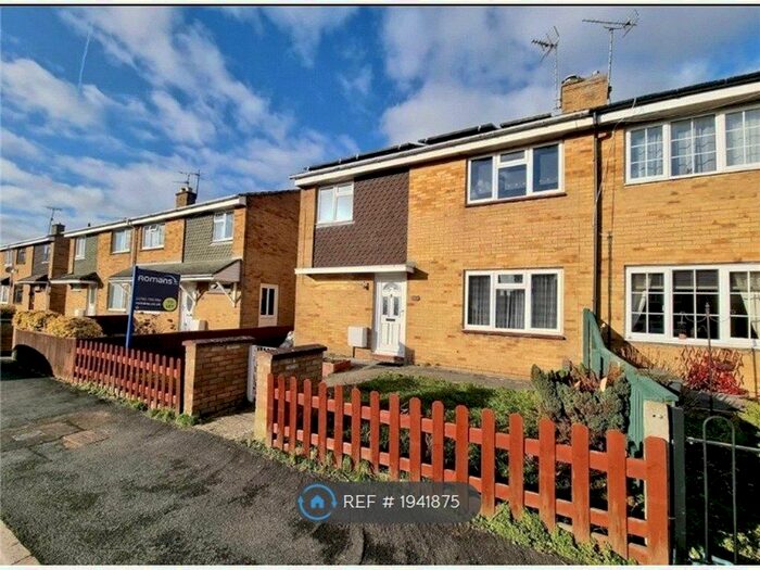 3 Bedroom Semi-Detached House To Rent In Bolingbroke Road, Swindon, SN2