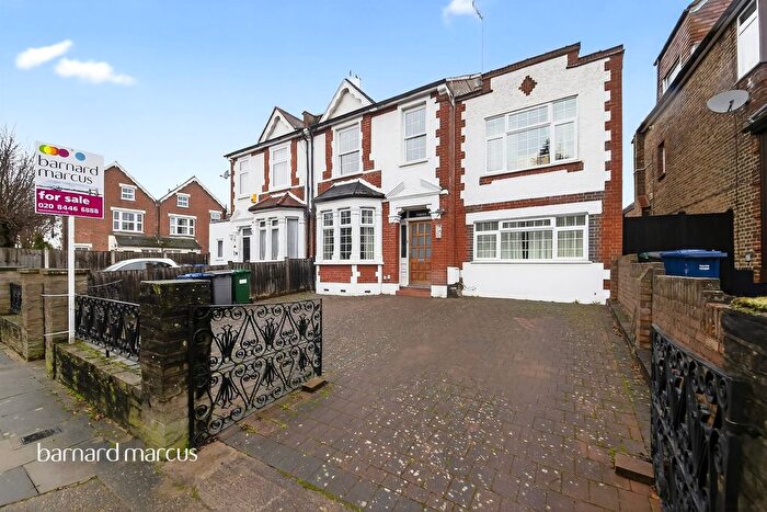 4 Bedroom Semi-Detached House For Sale In Brunswick Grove, London, N11