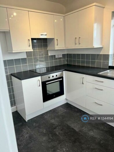 2 Bedroom Flat To Rent In Queensway, Manchester, M19