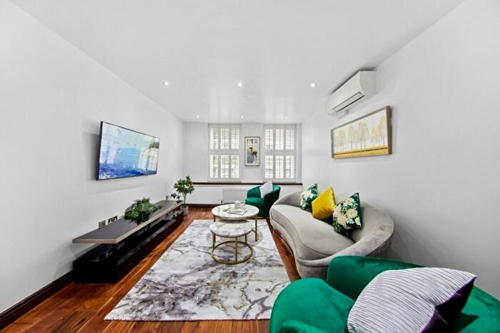 3 Bedroom Flat To Rent In Cumberland Court, Great Cumberland Place, W1H