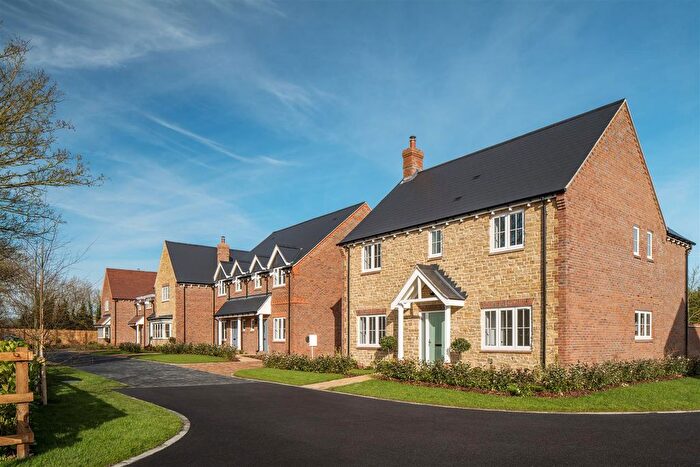 4 Bedroom Detached House For Sale In New Road, Aylesbury, HP17