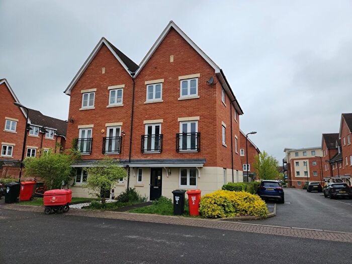 5 Bedroom Town House To Rent In Meyers Close, Slough, SL3