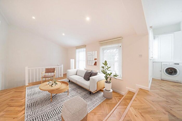 3 Bedroom Flat To Rent In Orbain Road, Fulham, London, SW6