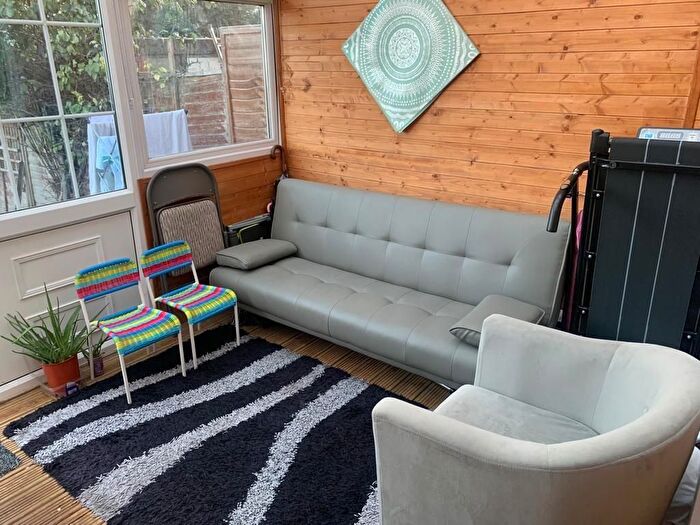 2 Bedroom Terraced House To Rent In Connaught Road, LU4