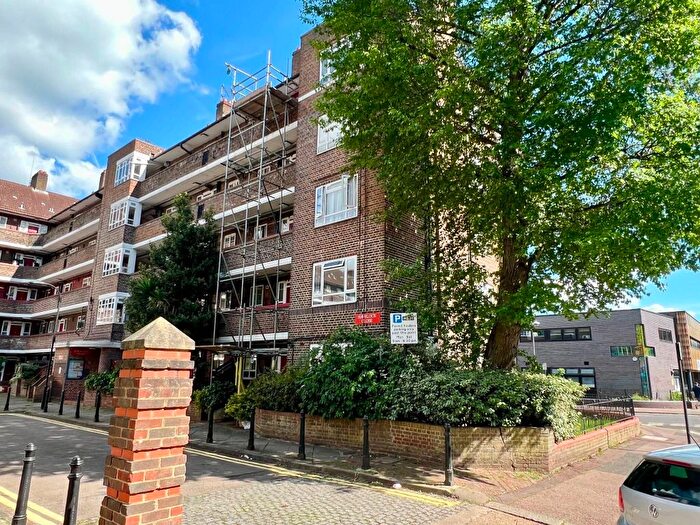 4 Bedroom Flat To Rent In White City, London, W12