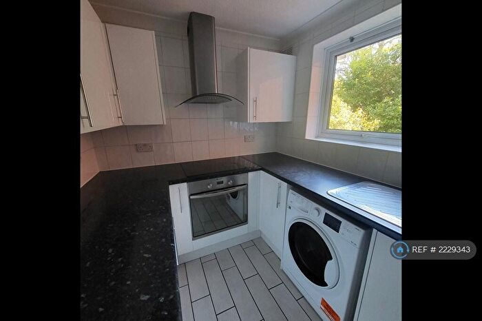 3 Bedroom Flat To Rent In Richmond Park Road, Bournemouth, BH8