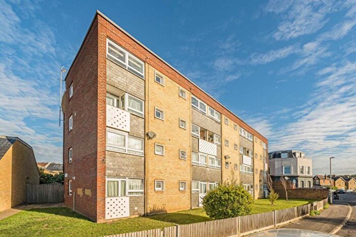 2 Bedroom Flat For Sale In Richmond Park Road, Kingston Upon Thames, KT2