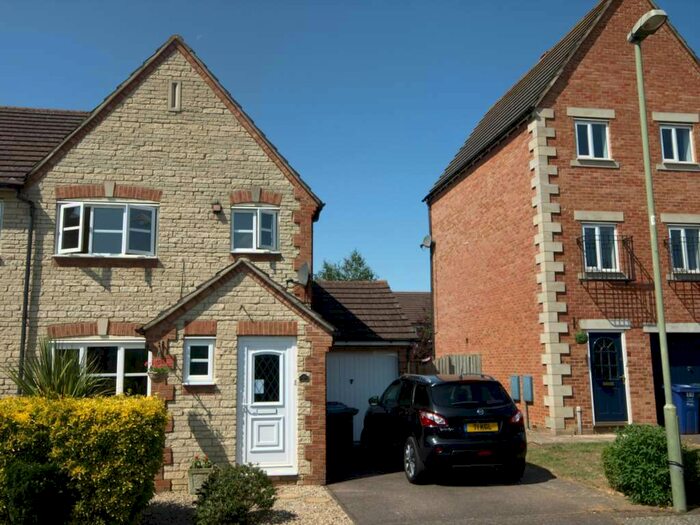3 Bedroom Semi-Detached House To Rent In Campion Place, Bicester, OX26