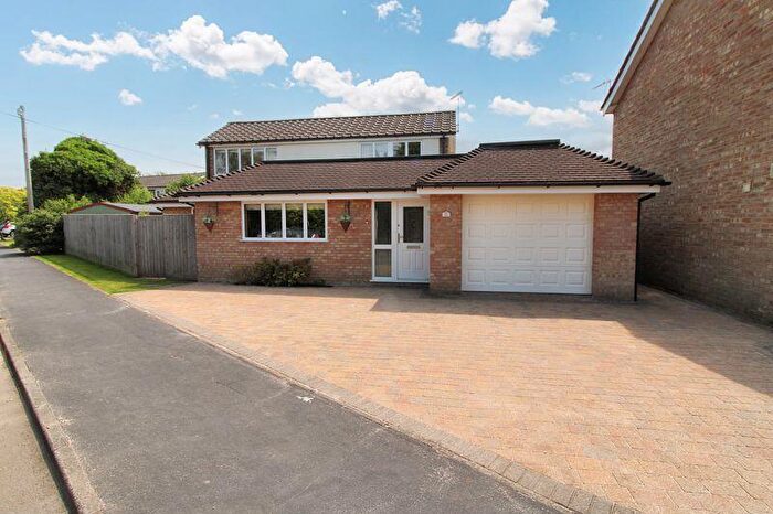 4 Bedroom Detached House For Sale In Fox Road, Holmer Green, HP15