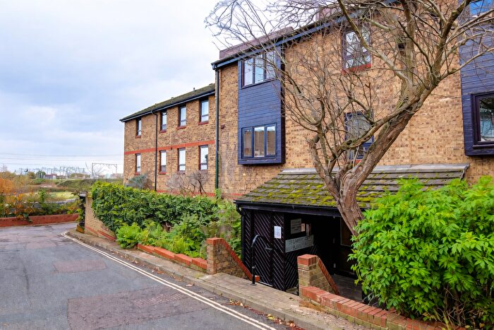 2 Bedroom Flat To Rent In Barkers Hill, Hackney, London, E5