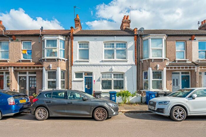 3 Bedroom Terraced House For Sale In Grange Avenue, London, N12