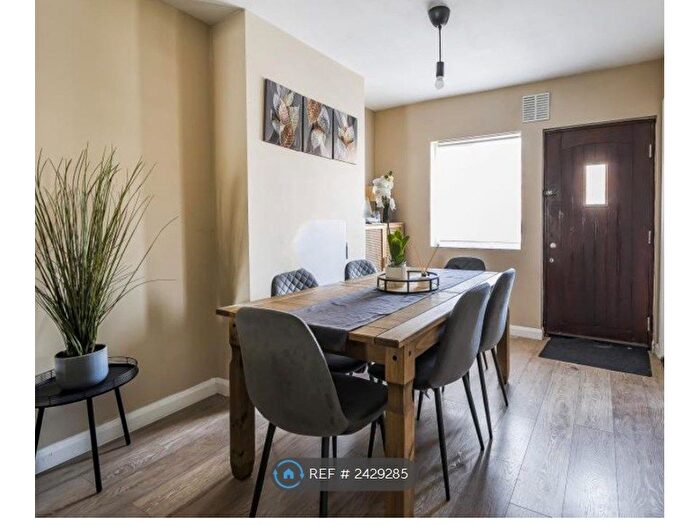 3 Bedroom Bungalow To Rent In Bond Street, Englefield Green, Egham, TW20