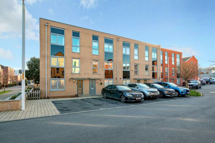 4 Bedroom Town House To Rent In Bell Terrace Dartford, DA1