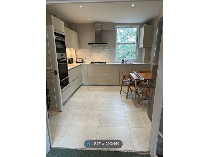 3 Bedroom Flat To Rent In Edgeley Road, London, SW4