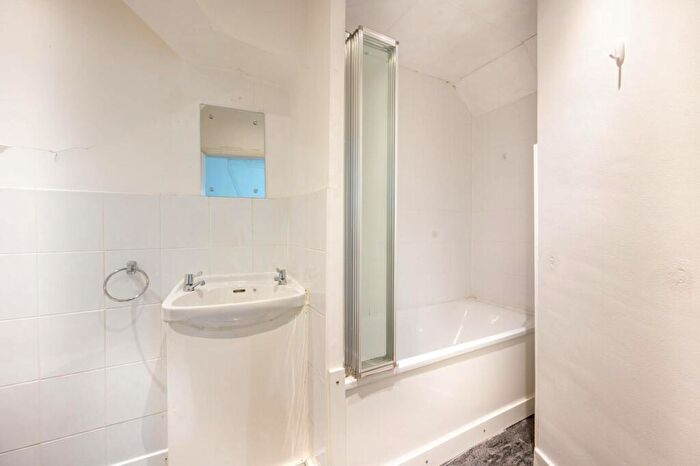 2 Bedroom Maisonette To Rent In Campbell Road, Stratford, London, E15