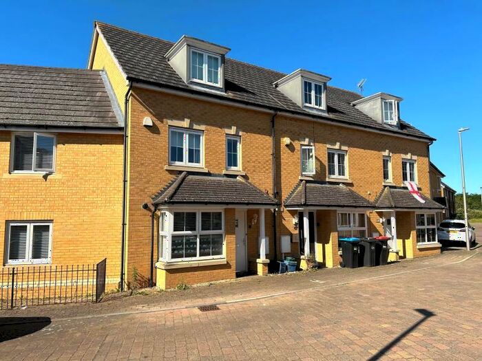 4 Bedroom Town House To Rent In Matthau Lane, Oxley Park, MK4