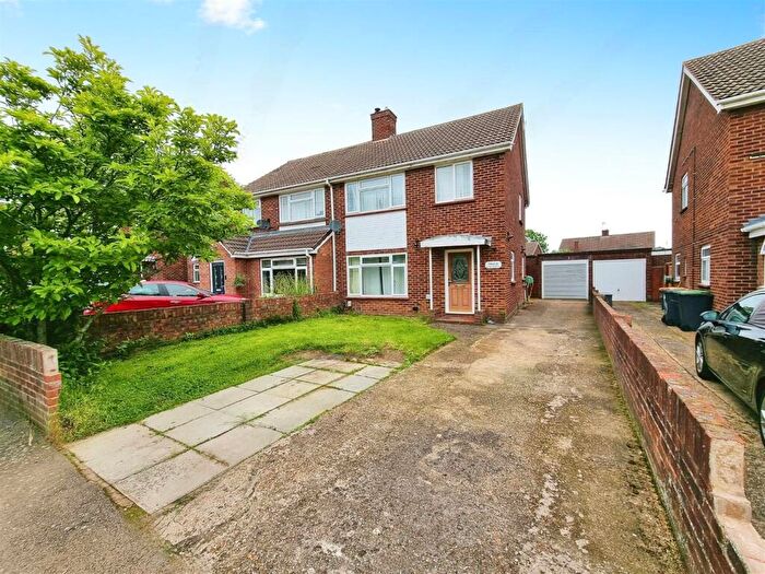 3 Bedroom Semi-Detached House To Rent In The Ridgeway, Bedford, MK41