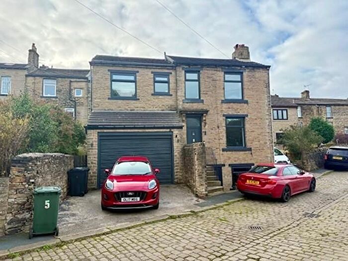 4 Bedroom Detached House For Sale In Crag Hill Road, Thackley, Bradford, BD10